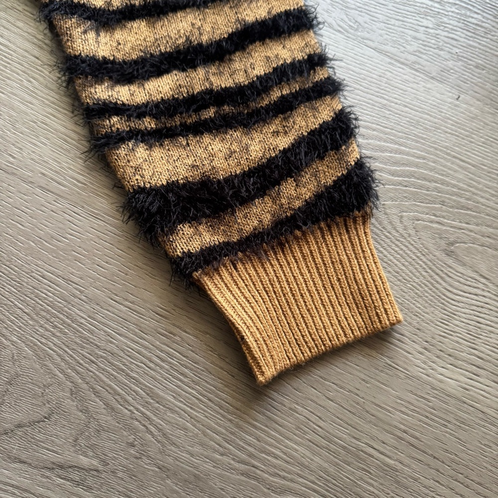 VENUS Tiger Print Cold Shoulder Eyelash Sweater - Picture 6 of 9